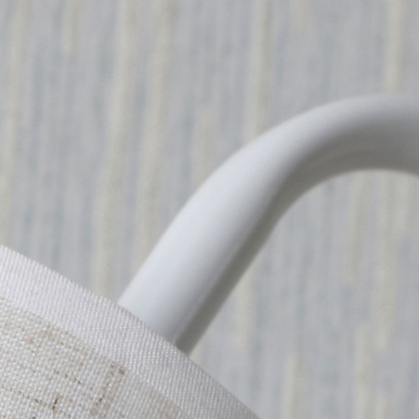 Modern Table Lamp of Linen, Metal, and Wood – Integrated LED with USB/Plug-In