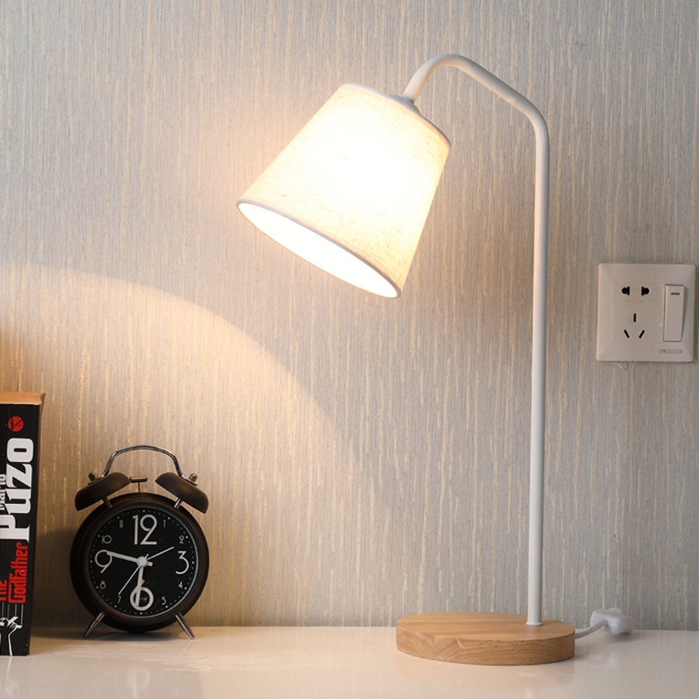 Modern Table Lamp of Linen, Metal, and Wood – Integrated LED with USB/Plug-In